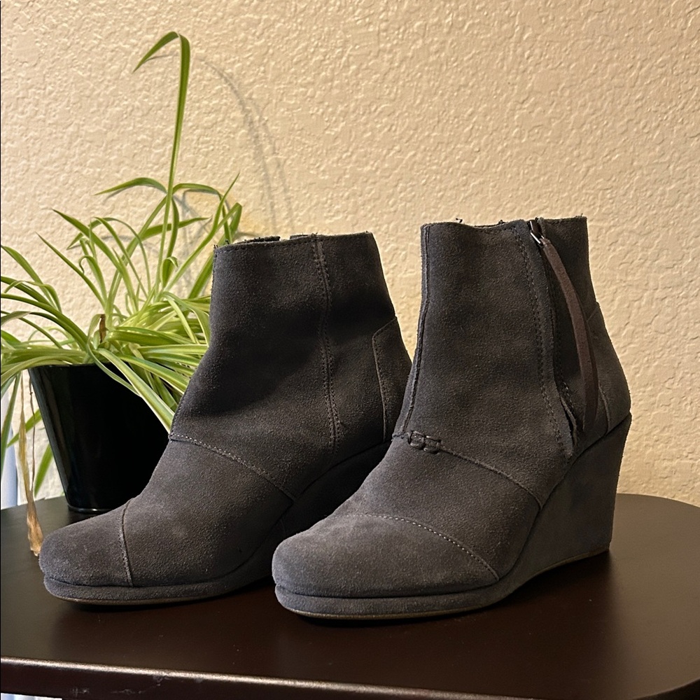 Toms 8 W Desert Wedge Bootie Tassel Gray Suede Classic Comfy Fall Boot Cute